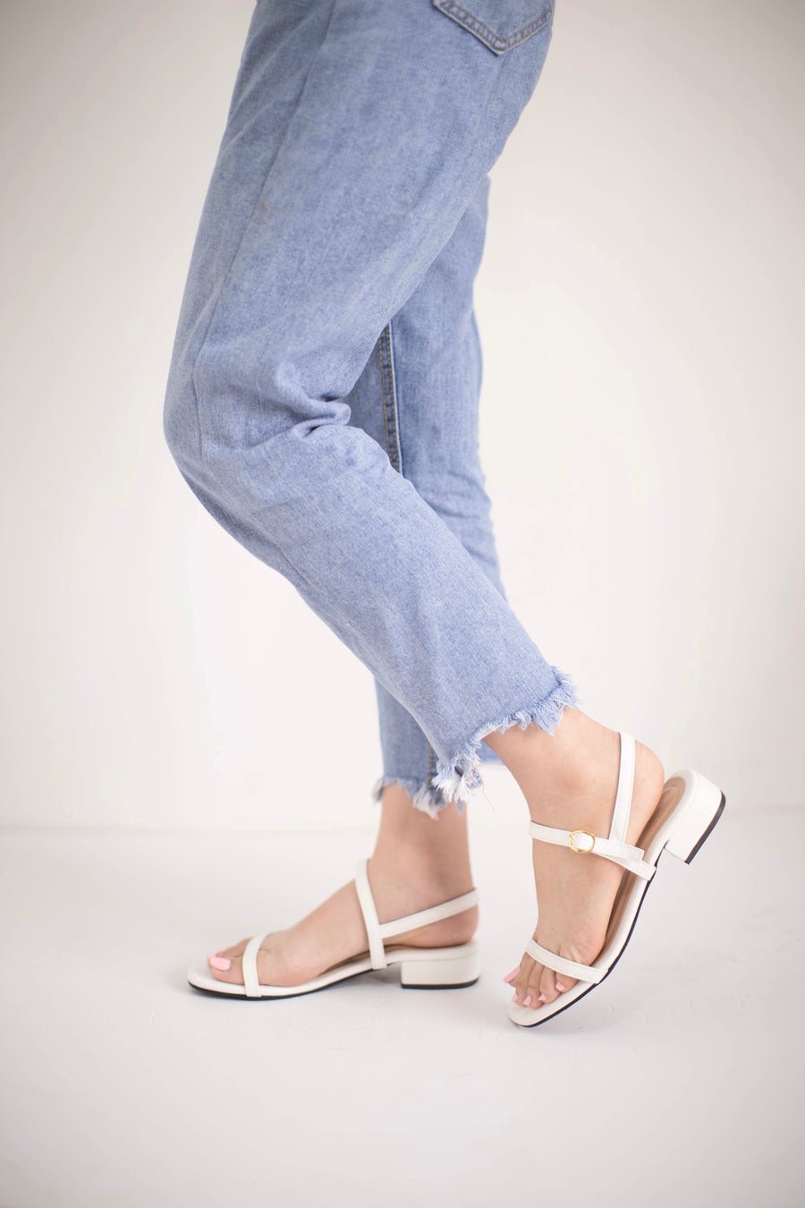 Louise Leather in White 279 – CRIZA